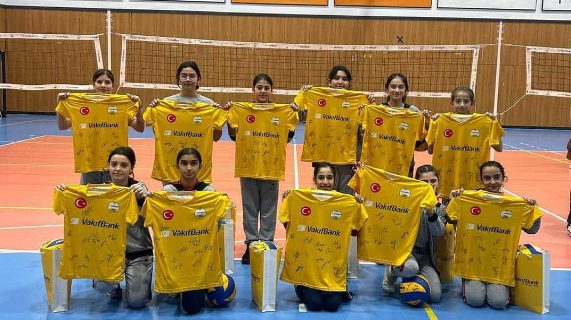  Dünya Şampiyonu Vakıfbank Voleybol Kulübü tesislerinde harika bir gün geçirdik.